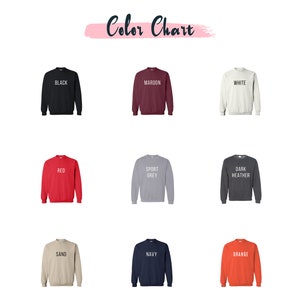 Pode incluir: Carta de cores mostrando 10 cores diferentes de moletom: preto, vinho, branco, vermelho, cinza esportivo, cinza escuro mesclado, areia, azul marinho, laranja. Cada moletom tem o nome da cor impresso na frente.