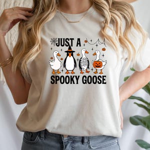Camiseta de Halloween con un ganso espeluznante, divertida camiseta con disfraz de pato, bruja, esqueleto y calabaza, linda camiseta con estampado de animales de granja de otoño.