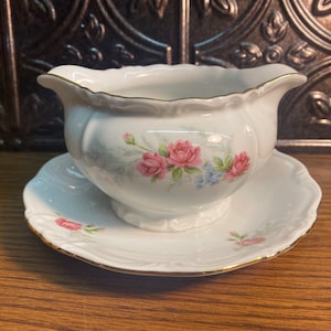 Edelstein Maria Theresia 23379 Bavaria Germany vintage Gravy with attached plater