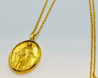 14k Gelbgold doppelseitiges ovales Amulett, geprägte Jungfrau Maria auf der Vorderseite an einer langen Kette. Eine inspirierende Goldmadonna für deine Liebsten.