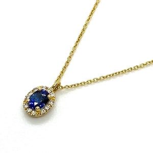 18k gouden chique hanger, een ovale natuurlijke saffier omlijst door diamanten, vastgebonden aan een 18k massief gouden ketting. Saffierketting: verlovingscadeau.