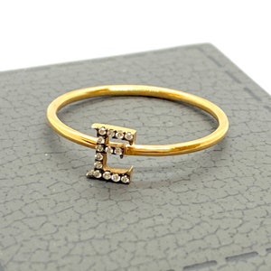 Buchstabe "E" Roségold 18k Diamant Ring. Handgemachter goldener Anfangsring mit Diamanten in Pave-Fassung, es kann bei jedem gewünschten Buchstaben erstellt werden.