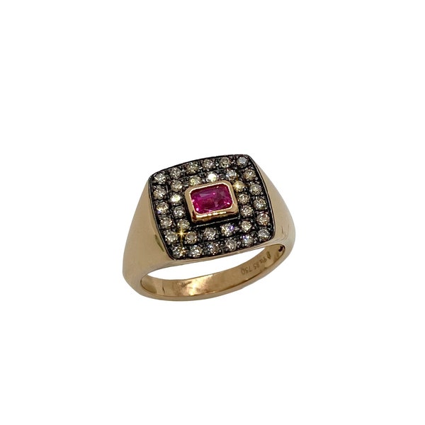 Bague chevalier en or rose 18 carats avec un rubis rectangulaire lustré et un contour audacieux en diamants bruns. Bijou sur mesure réalisé dans l’atelier de MELIGreece.