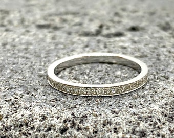 18K ホワイト ゴールド バンドに 0.36 カラットのダイヤモンドを全面に