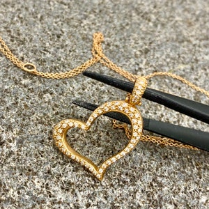 18K ゴールドチェーンにセットされた 18K ソリッドゴールド ダイヤモンド パヴェセッティング ハートペンダント。ロマンチックなネックレス、クリスマス、新年のジュエリー プレゼント。