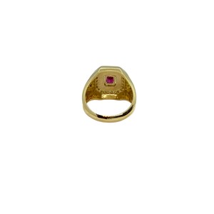 Rektangulär chevalier rubinring i vit emaljerad 18k gult guld och bruna diamanter. Snygga smycken tillverkade i MELIGreeces verkstad. bild 4