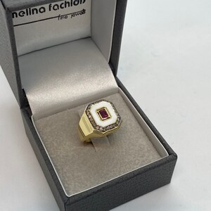 Rektangulär chevalier rubinring i vit emaljerad 18k gult guld och bruna diamanter. Snygga smycken tillverkade i MELIGreeces verkstad. bild 8