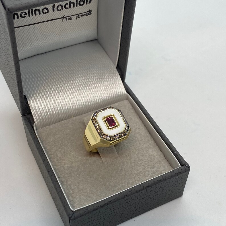 Rektangulär chevalier rubinring i vit emaljerad 18k gult guld och bruna diamanter. Snygga smycken tillverkade i MELIGreeces verkstad. bild 8