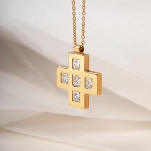 Pendentif croix en or jaune 18 carats avec diamants taille princesse carrés, noué sur une chaîne en or 18 carats. Bijoux de déclaration des douanes grecques - Croix de baptême.