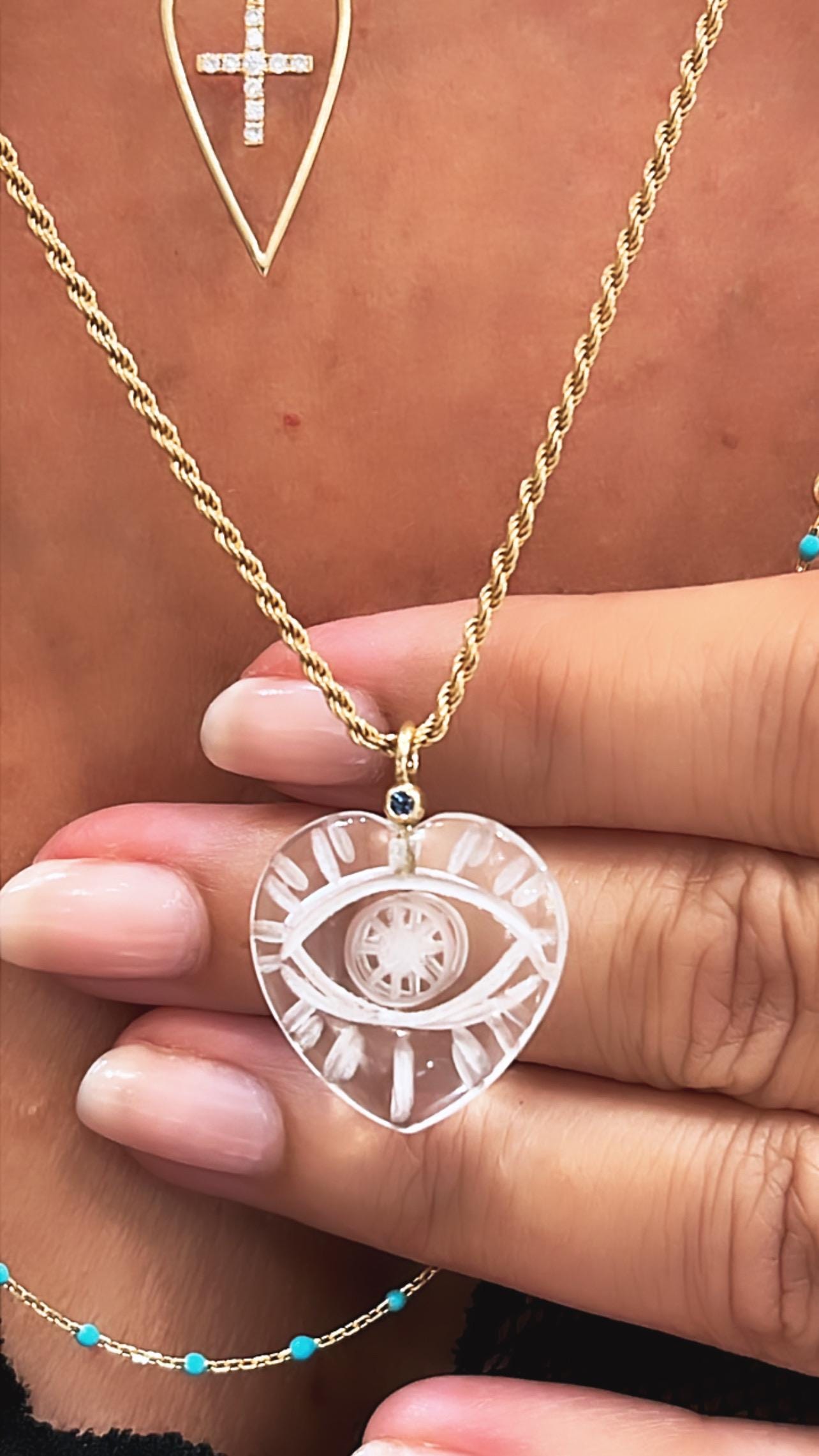 ロッククリスタルのハート型ペンダントに目が彫刻されています - Etsy 日本