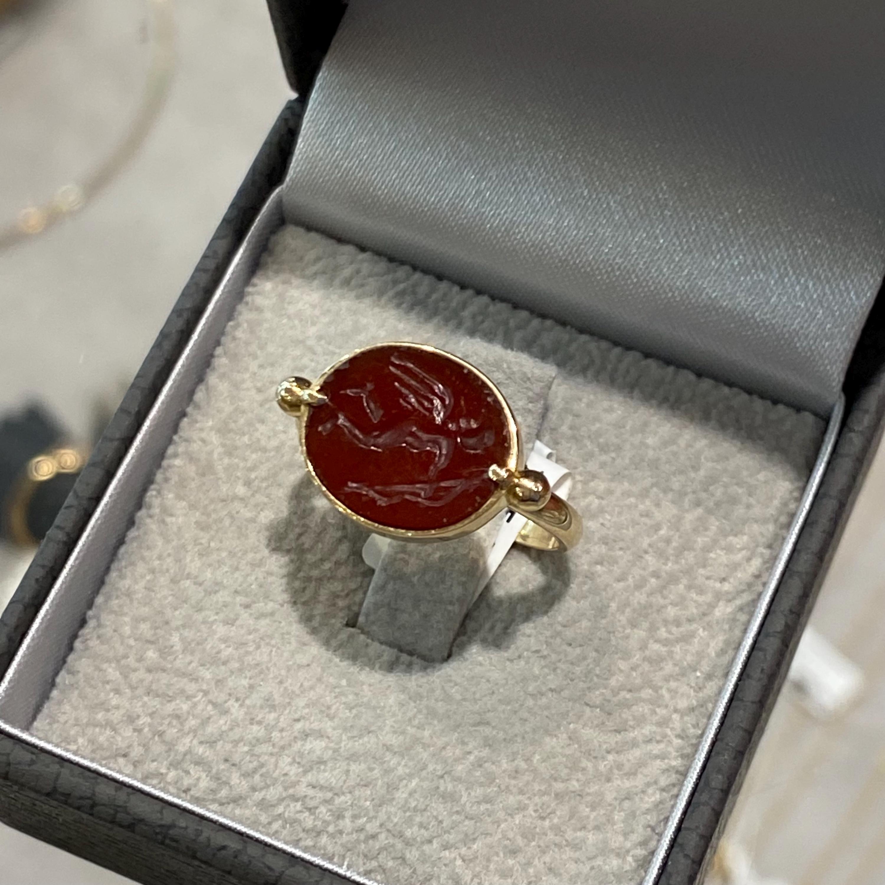 14金のカーネリアンシグネットリング。茶色がかった赤色の天然瑪瑙に