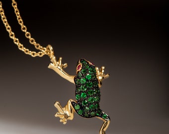 Frog Climbing 18k Yellow Gold Chain Necklace Covered With Natural