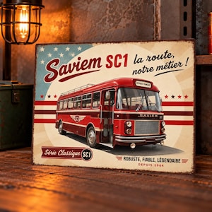 Könnte beinhalten: Ein rechteckiges Metallschild mit einer Illustration eines roten Saviem SC1 Busses. Der Hintergrund zeigt ein stilisiertes amerikanisches Flaggendesign mit Sternen und Streifen. Der Text umfasst Saviem SC1, la route, notre métier, Série Classique und ROBUSTE, FIABLE, LÉGENDAIRE DEPUIS 1964.