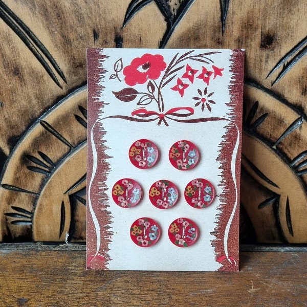 Mercerie Ancienne - Ravissants Boutons Années 1940s en Polymère Rouge Peint de Fleurettes, Stock Français