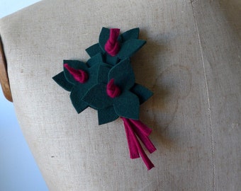 GABRIELLE - Brooch Style 1940s felt, French Manufacture - Flowers Green Fir and Stems Raspberry