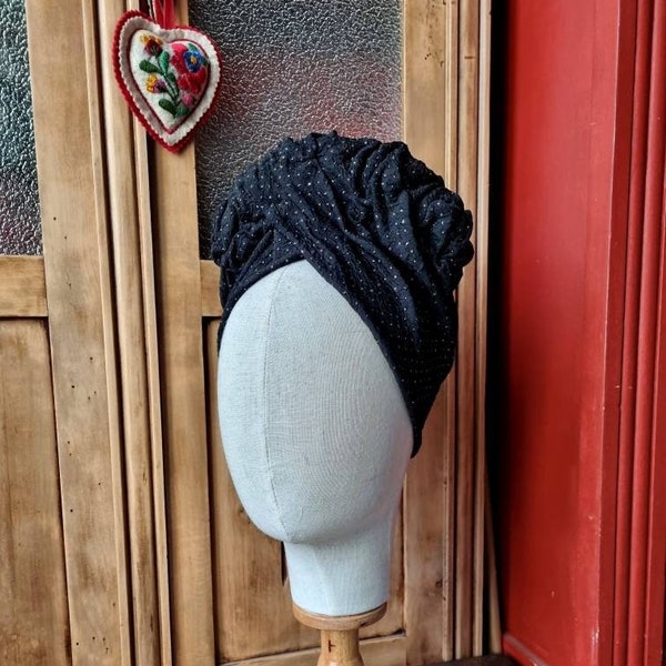 FERNAND - Estilo turbante 1940s, Fabricación Francesa - Jersey Negro con Lunares Plateados