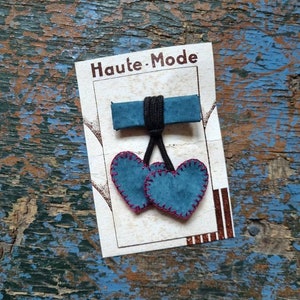 ISEULT - jaren 1940 stijl lederen broche, Frans gemaakt - handgeborduurde harten, Petrol Blue, Zwart en Fuchsia