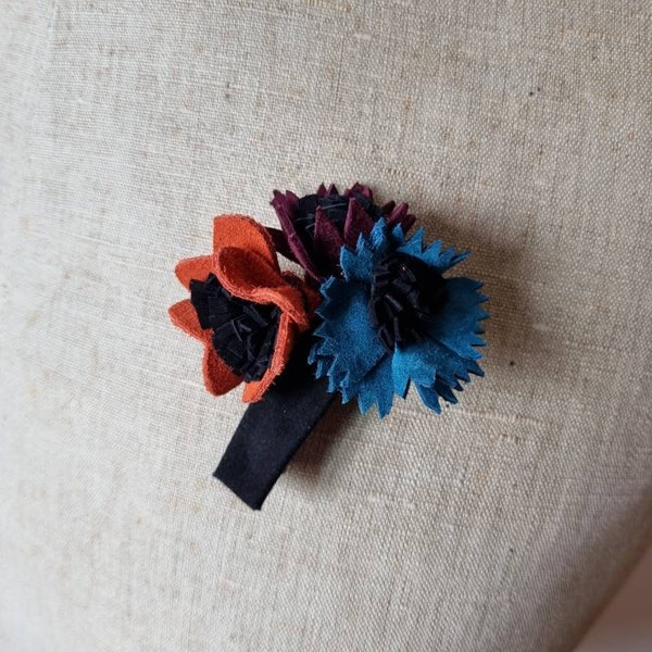 IRÈNE - Broche en Cuir Style Années 1940s, Fabrication Française - Bouquet de Fleurs, Orange, Bleu Pétrole, Bordeaux, Noir