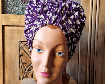 ERNEST - Tulband in jaren 40-stijl, periode van textielbeperkingen, gemaakt in Frankrijk - Art Deco-stof, beige en mauve fruit op paarse achtergrond