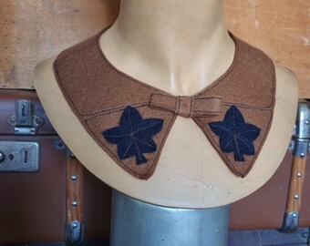 JUSTIN - Col Amovible Style Années 1930s, Fabrication Française - Feutrine Marron Clair Surpiquée Bleu Nuit, Décor Feuilles de Lierre