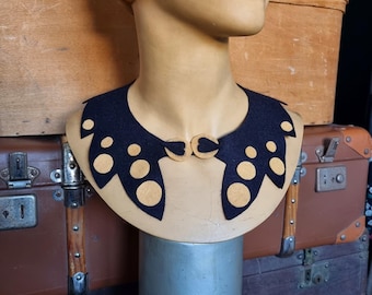 ROBIN - Col Amovible Années 1930s, Fabrication Française - Feutrine Bleu Nuit, Décors Contrastants Jaune Paille
