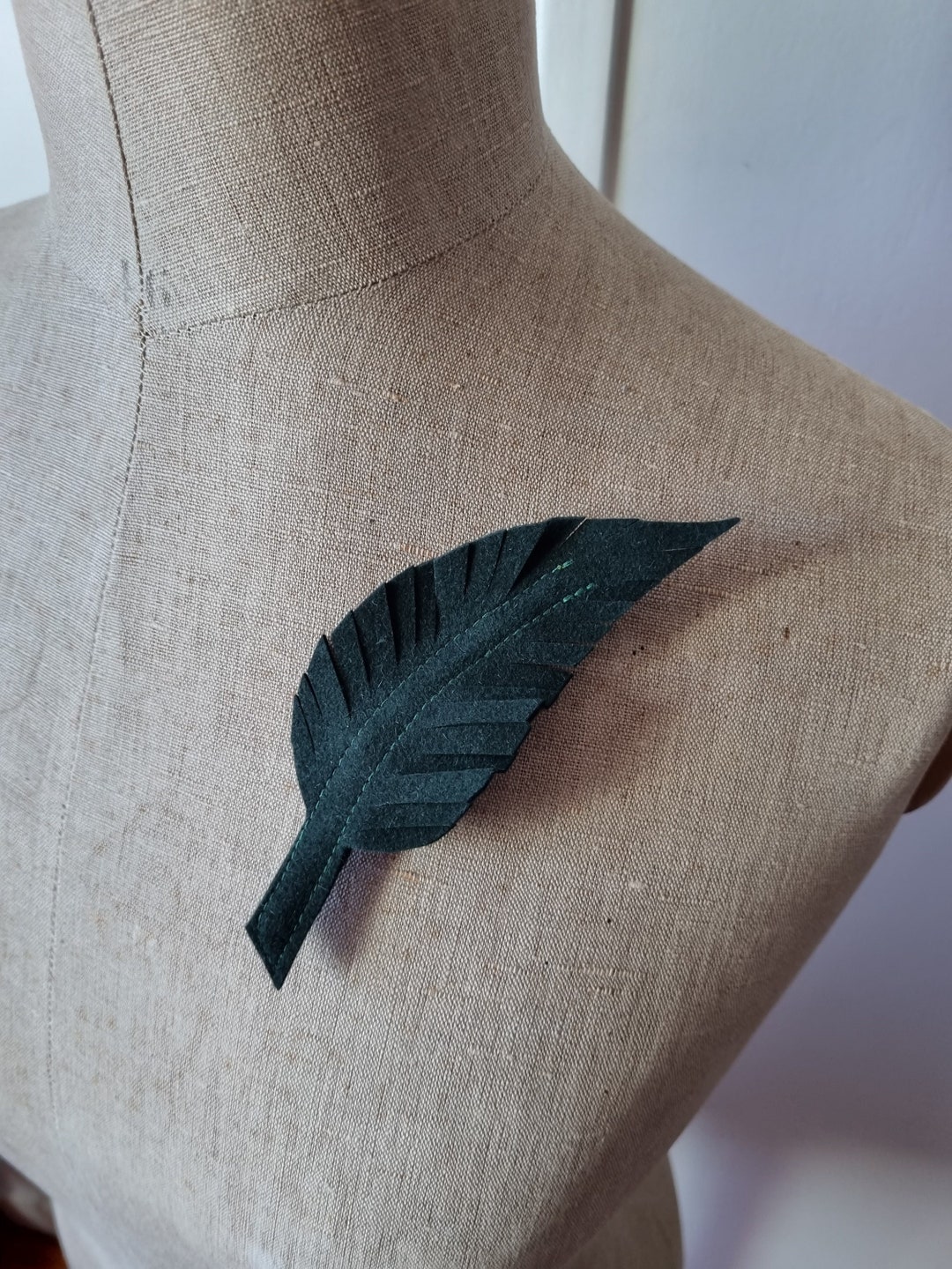 Broche Vintage 1960 Résine Dame Au Chapeau à Plumes Signée C.A - Occasion