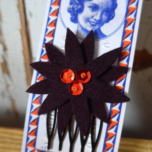 LULU - Decoratieve haarkam met vilten bloem geborduurd met pailletten, Frans gemaakt - Auberginevilt en oranje roestpailletten