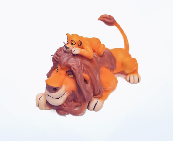 シンバとムファサのフィギュア コヴ 毛皮のキアラ 動物アート
