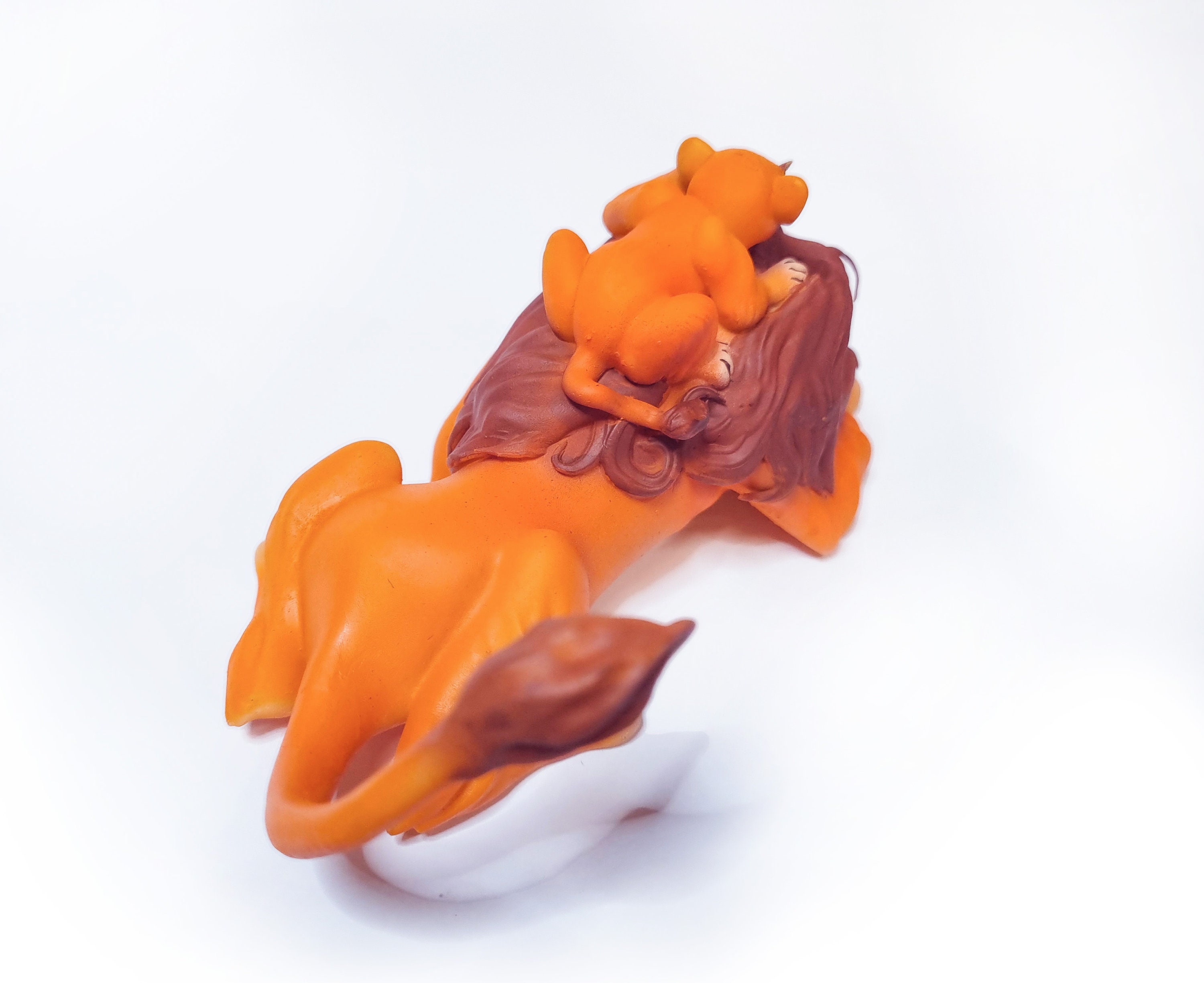 シンバとムファサのフィギュア コヴ 毛皮のキアラ 動物アート