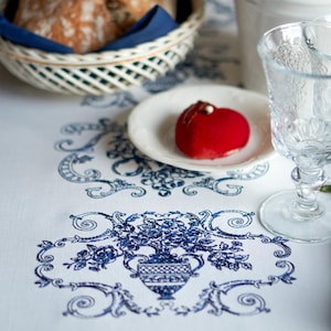 Toalha de Mesa Toile de Jouy - Decoração Country Francesa - Rosas Bordadas | Babados, Renda ou Borda de Linho - Linho Impermeável Estilo Vintage