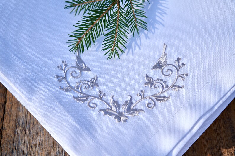 Serviettes de table de Noël Serviettes de Noël blanches Serviettes faites à la main Texture de lin Tissu imperméable Broderie d'une couleur Cadeau de Noël Or image 4