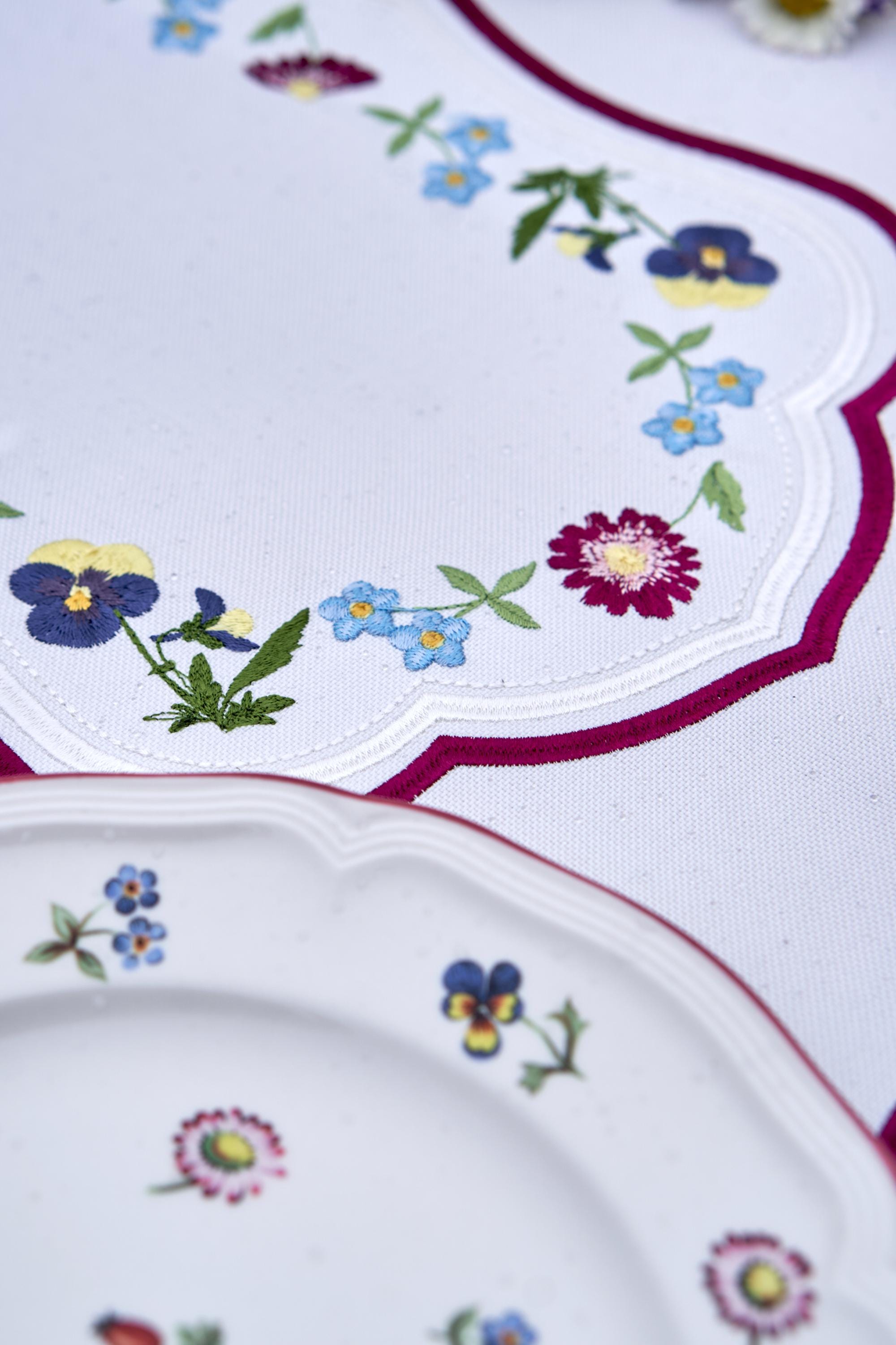 刺繍入りテーブルクロス：ヴィンテージスタイルの花柄リネンレース