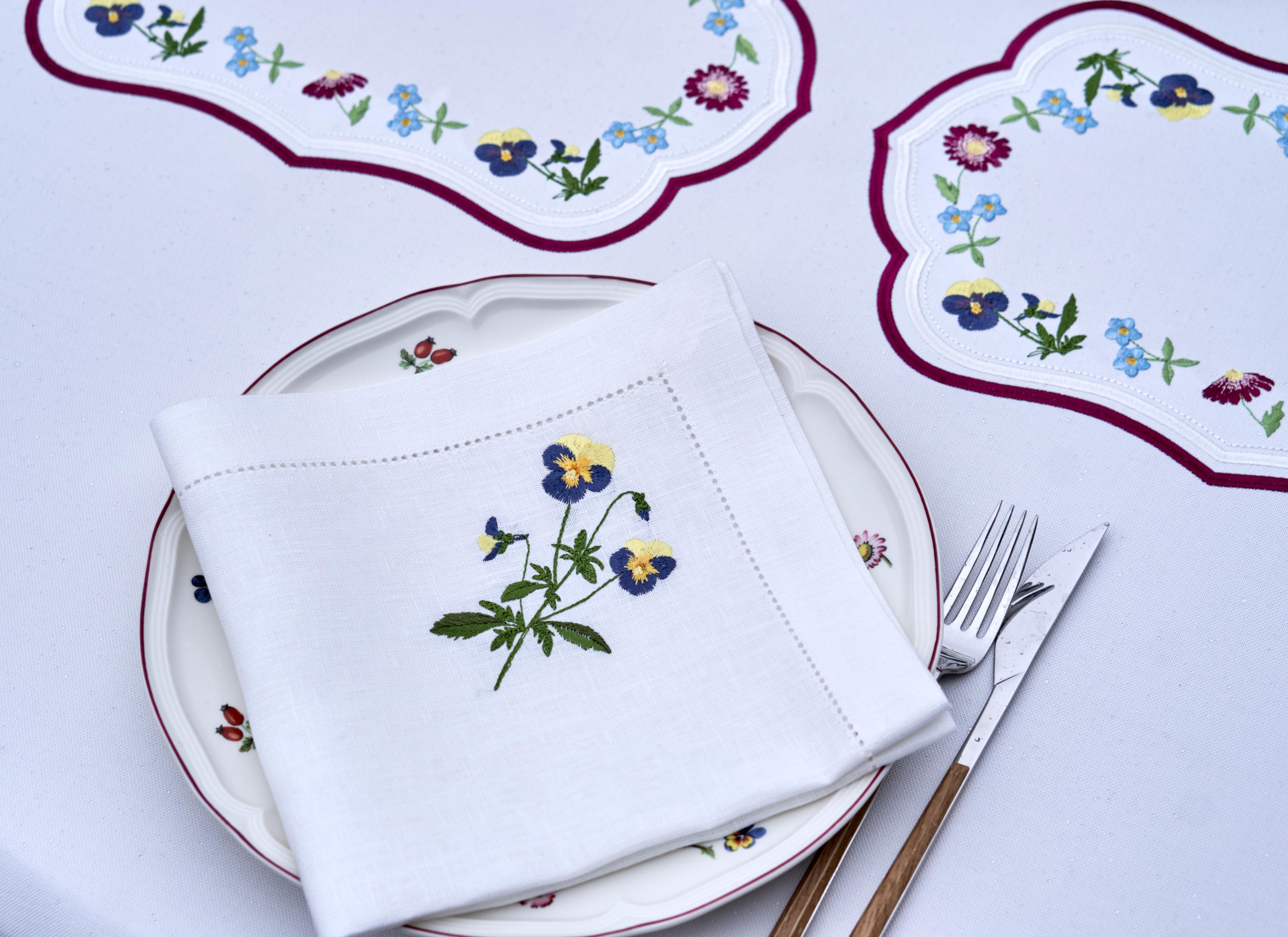 刺繍入りテーブルクロス：ヴィンテージスタイルの花柄リネンレース