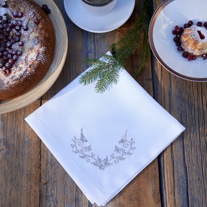 Serviettes de table de Noël Serviettes de Noël blanches Serviettes faites à la main Texture de lin Tissu imperméable Broderie d'une couleur Cadeau de Noël Or image 3
