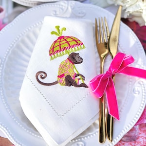 Serviette de table en lin brodée : Singe avec parasols
