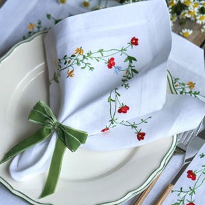 Broderade servetter och bordsunderlägg med vildblommor | Vitt linne