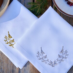 Serviettes de table de Noël Serviettes de Noël blanches Serviettes faites à la main Texture de lin Tissu imperméable Broderie d'une couleur Cadeau de Noël Or image 9