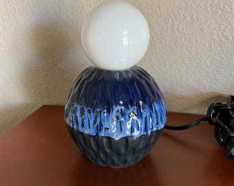 青いランプシェード付きの青い陶器のランプ - Etsy 日本