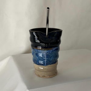Copo de cerâmica artesanal feito à mão, azul escuro sobre bege, comporta 12 oz