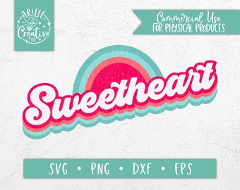 Op de afbeelding: Een retro grafisch ontwerp met het woord "Sweetheart" in witte letters op een gelaagde achtergrond in roze en blauw. Het ontwerp is perfect voor gebruik op fysieke producten.