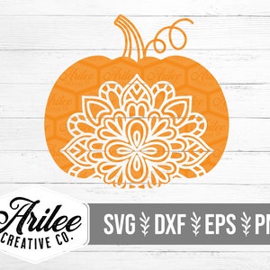 Op de afbeelding: Oranje pompoen met een wit mandala-ontwerp erin. De pompoen is zwart omlijnd. De tekst "Arilce Creative Co." staat onderaan de afbeelding. De tekst "SVG DXF EPS PNG" staat onderaan de afbeelding.