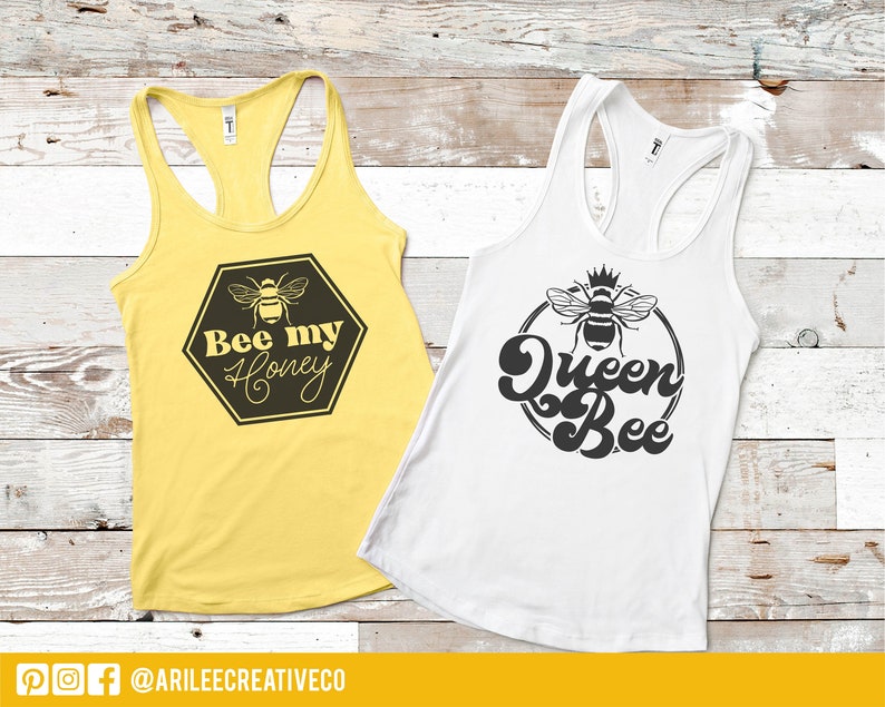 Peut inclure: Deux d&eacute;bardeurs blancs avec des motifs d'abeilles noires. Le d&eacute;bardeur de gauche dit "Bee my Honey" et le d&eacute;bardeur de droite dit "Queen Bee".
