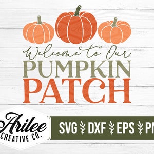 Op de afbeelding: Een herfstthema grafisch ontwerp met drie oranje pompoenen boven de tekst "Welcome to Our Pumpkin Patch". De tekst is in groen en oranje. De afbeelding bevat het logo "Arilee Creative Co." en pictogrammen voor bestandstypen.