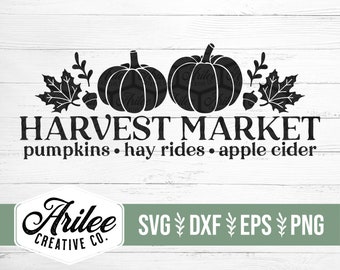 Könnte beinhalten: Schwarzweißes Silhouettendesign von zwei Kürbissen mit Blättern und Eicheln. Der Text "HARVEST MARKET pumpkins hay rides apple cider" befindet sich unter den Kürbissen. Der Text "Ailee CREATIVE CO." befindet sich in der linken unteren Ecke und der Text "SVG DXF EPS PNG" in der rechten unteren Ecke.