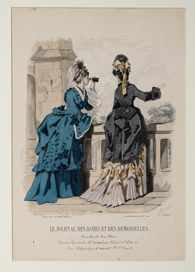 Puede incluir: Una impresi&oacute;n antigua titulada "LE JOURNAL DES DAMES ET DES DEMOISELLES" representa a dos mujeres con vestidos de &eacute;poca. Una mujer con un vestido verde azulado usa un telescopio, mientras que la otra con un vestido negro se&ntilde;ala el horizonte. La impresi&oacute;n tiene una est&eacute;tica vintage.