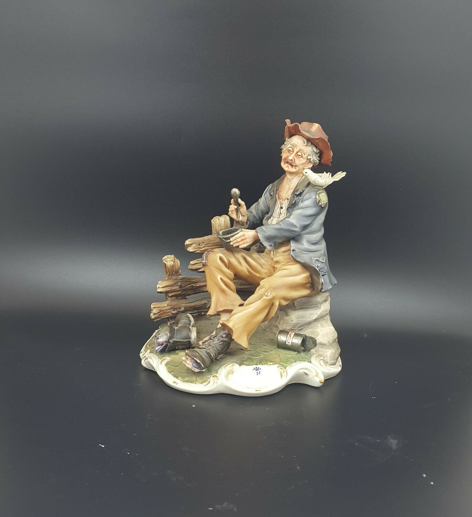 capodimonte tramp on bench with dog