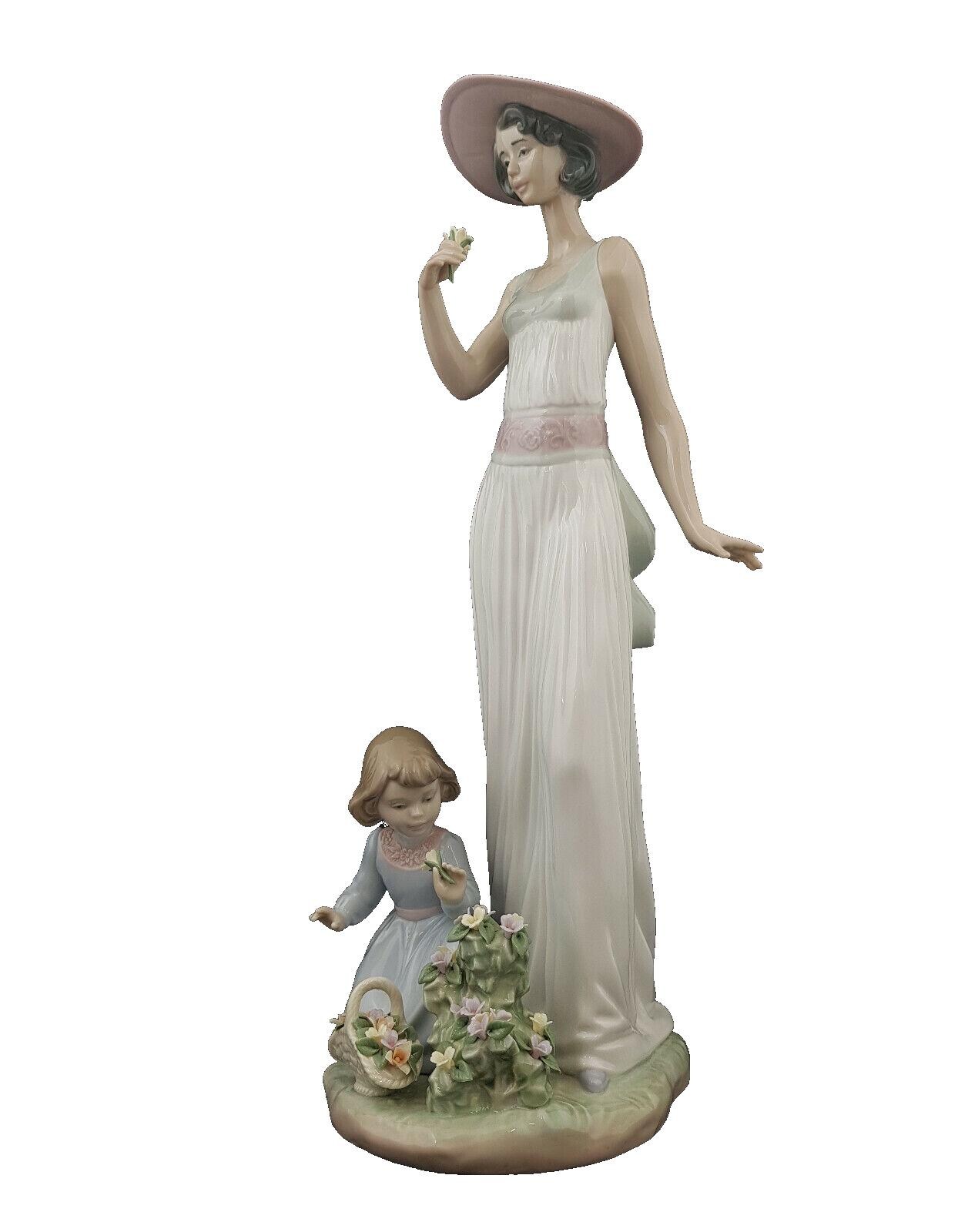 リヤドロ フィギュア 女性と子供、そして花が咲く モデル 6648 - 花が