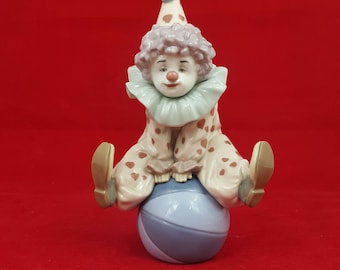 Lladro Figurine 5813 Having a Ball - Clown with Ball