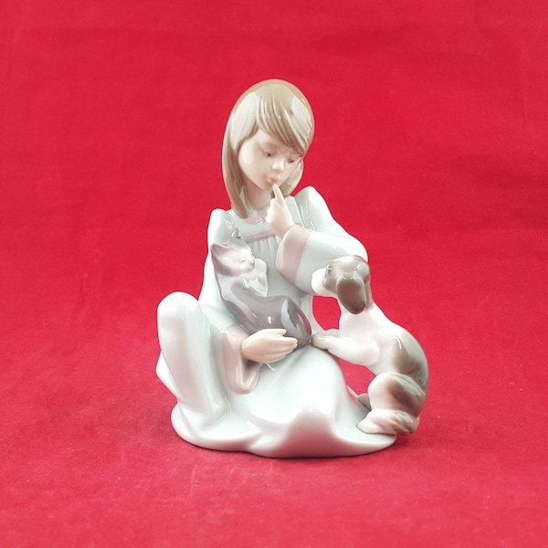 Figurine Lladro - Sieste de chat / Fille tenant un chat endormi avec un chien 5640 - L/N 2743