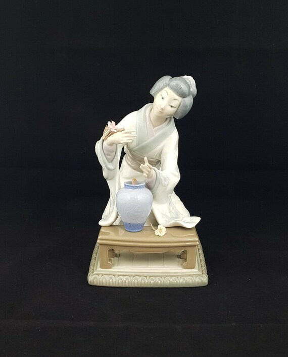 Lladro Figurine Lady Decorating Flowers Model 4840